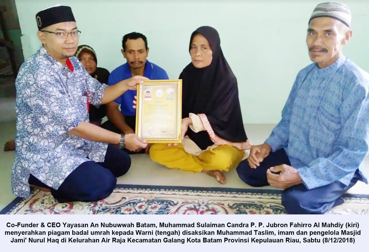Candra P. Pusponegoro (kiri), Co-Funder &amp; CEO Yayasan An Nubuwwah Batam menyerahkan piagam badal umrah kepada istri almarhum Dahari bin Awang bin Temeng di Pulau Air Raja Batam