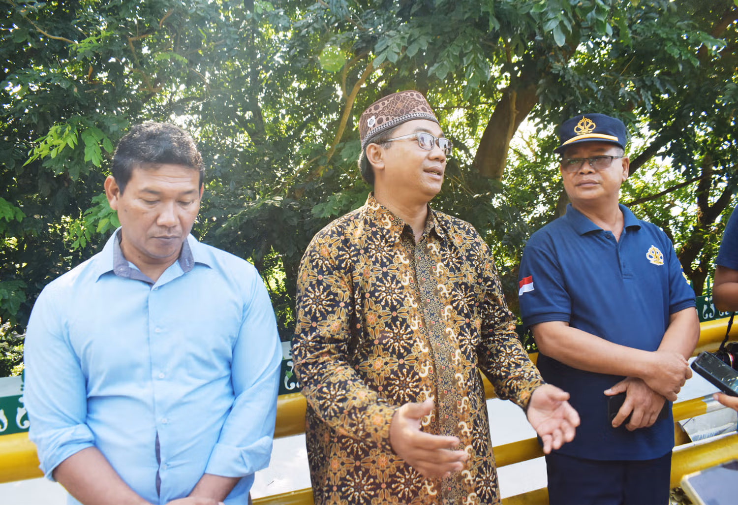 CEO Yayasan An Nubuwwah Batam, Muhammad Candra P. Pusponegoro Al Jubron Fahirro (kemeja batik) didampingi Kanit Intel Polsek Sagulung Kota Batam Aiptu Masri, S.H. (kiri) dan Kepala Pos Pengawasan dan Pengamanan Jembatan I-VI Barelang Batam, Amron Manulang saat memberikan keterangan pers usai prosesi Ruqyah Jembatan I Barelang Batam, Jumat 19 Juli 2024 pukul 9:30 WIB
