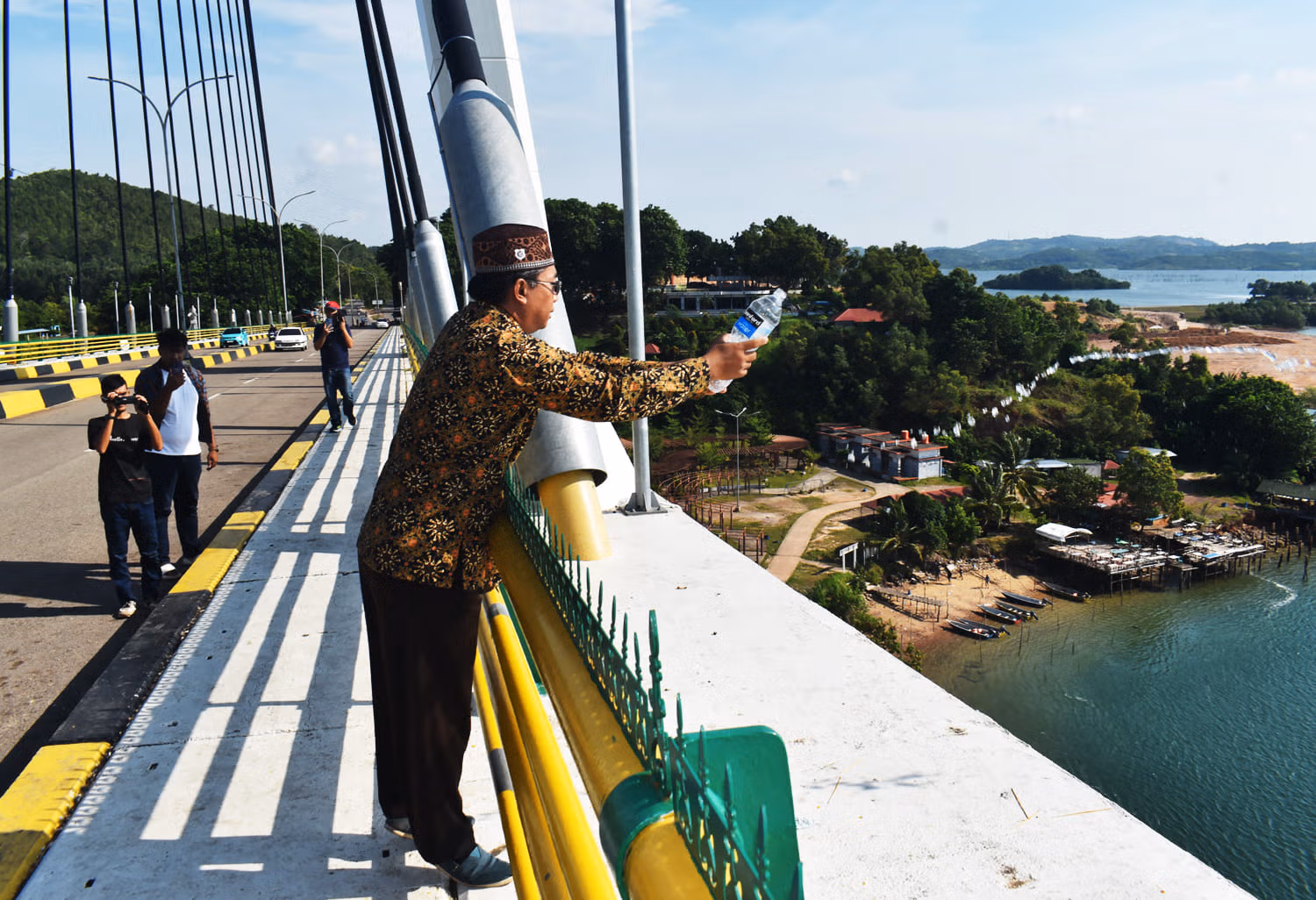 CEO Yayasan An Nubuwwah Batam, Muhammad Candra P. Pusponegoro Al Jubron Fahirro saat prosesi Ruqyah Jembatan I Barelang Batam Kepulauan Riau Jumat 19 Juli 2024 pukul 8:52 WIB
